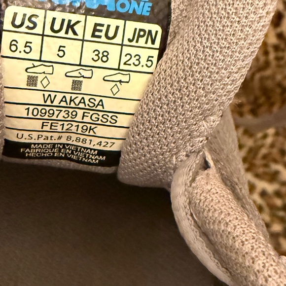 HOKA one one Akasa in Women’s size is 6.5 - Picture 14 of 14